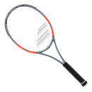 Babolat Pure Strike 98 Gen4 — raquete inclinada, design branco com detalhes preto e vermelho